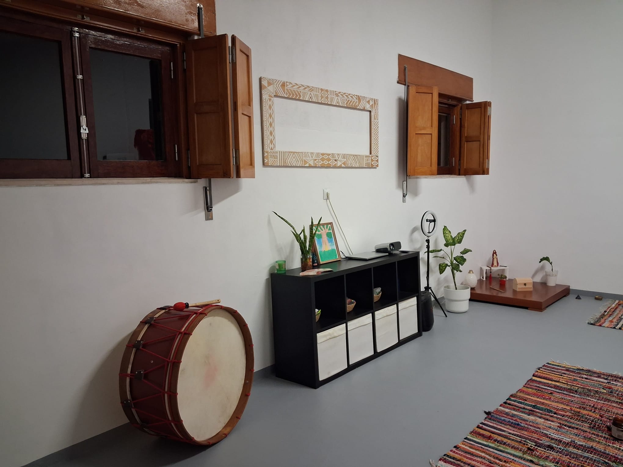 Espaço da Casa Mulher Tambor, com tambor e área de estar