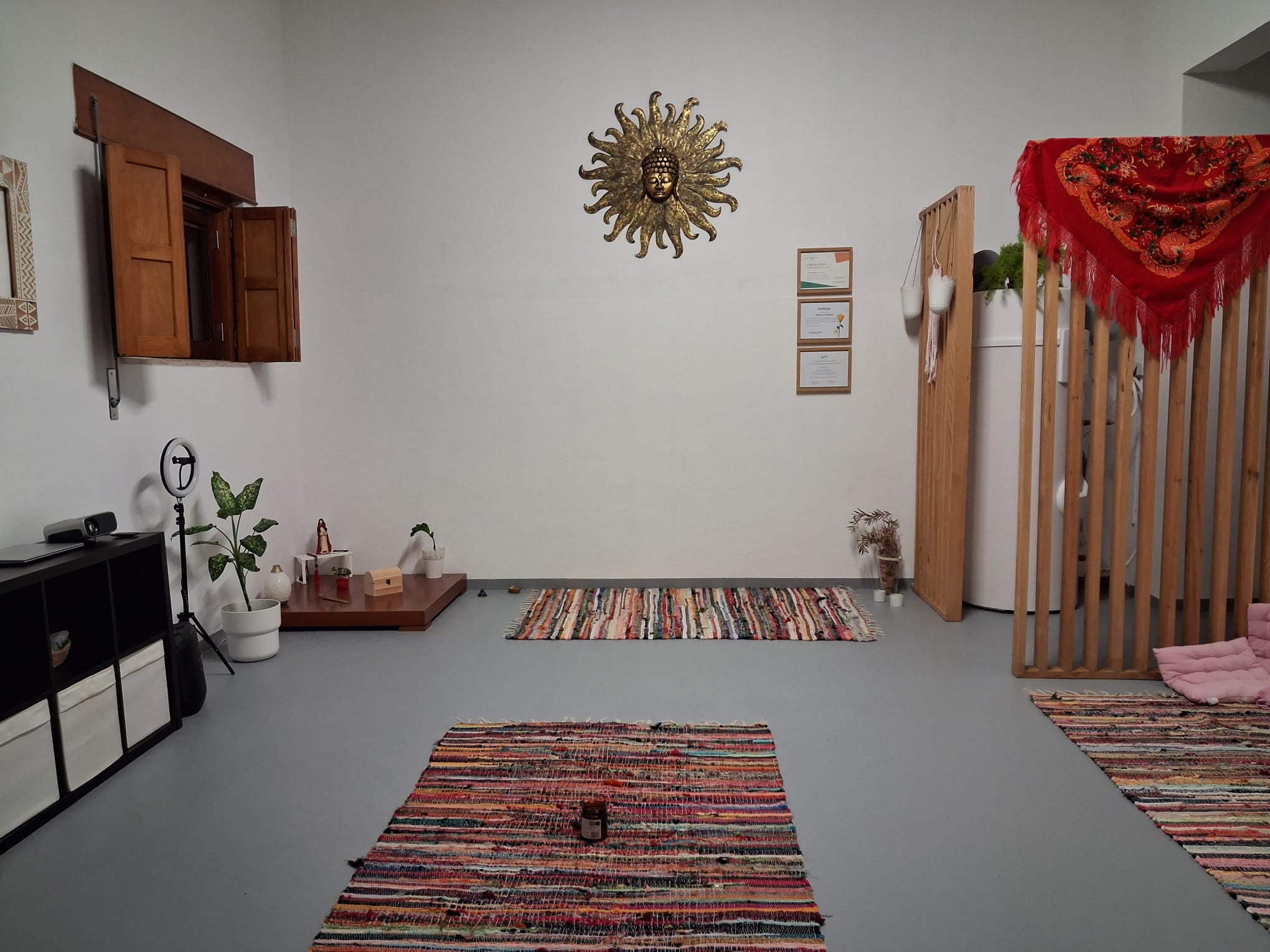 Sala da Casa Mulher Tambor preparada para sessões, com tapetes e altar